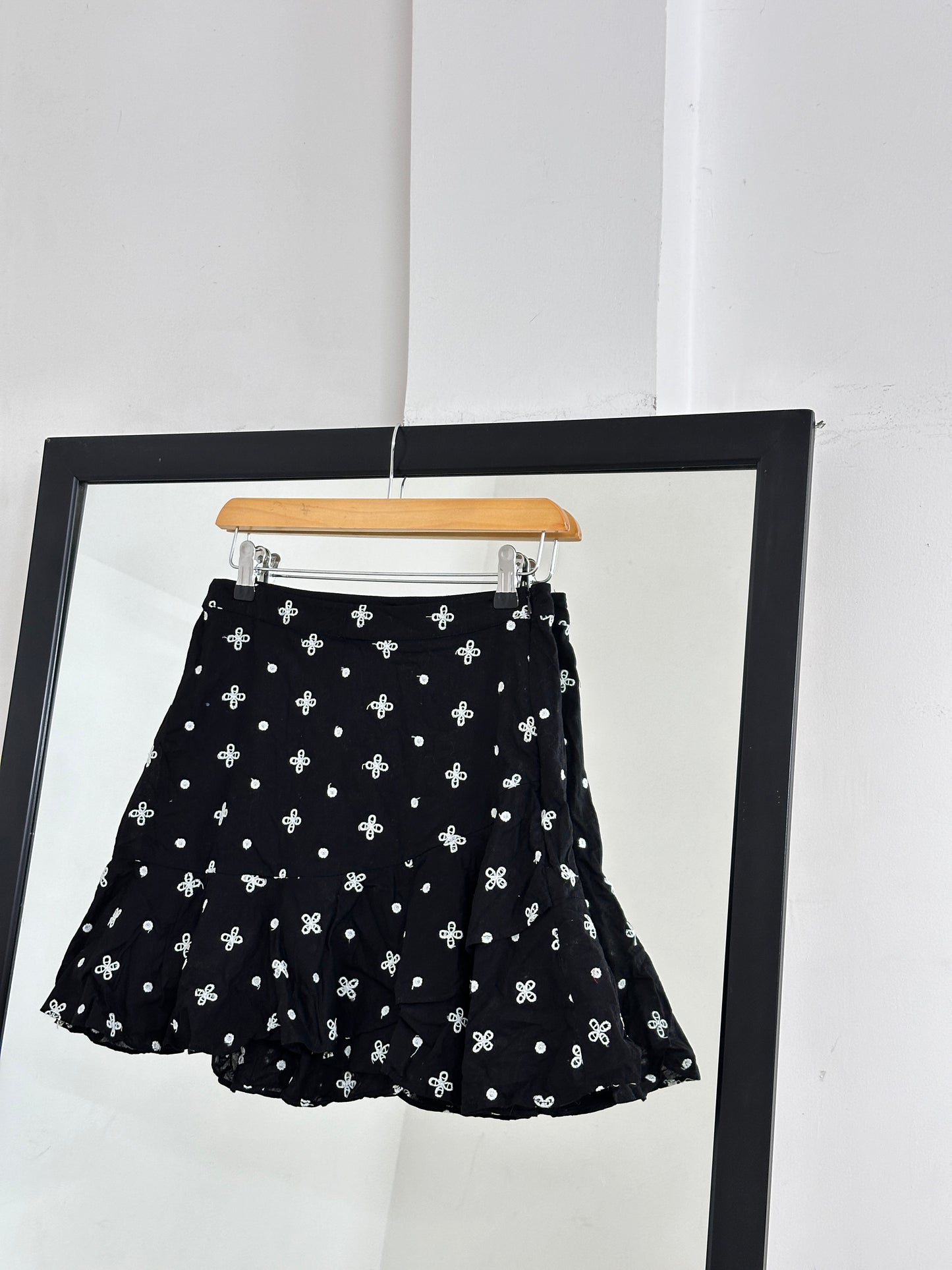 Black embroidery mini skirt