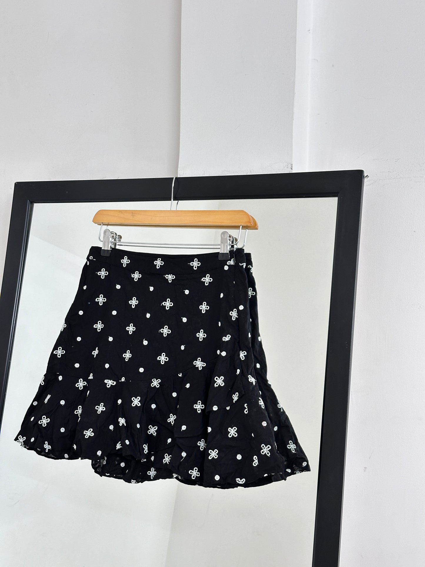 Black embroidery mini skirt