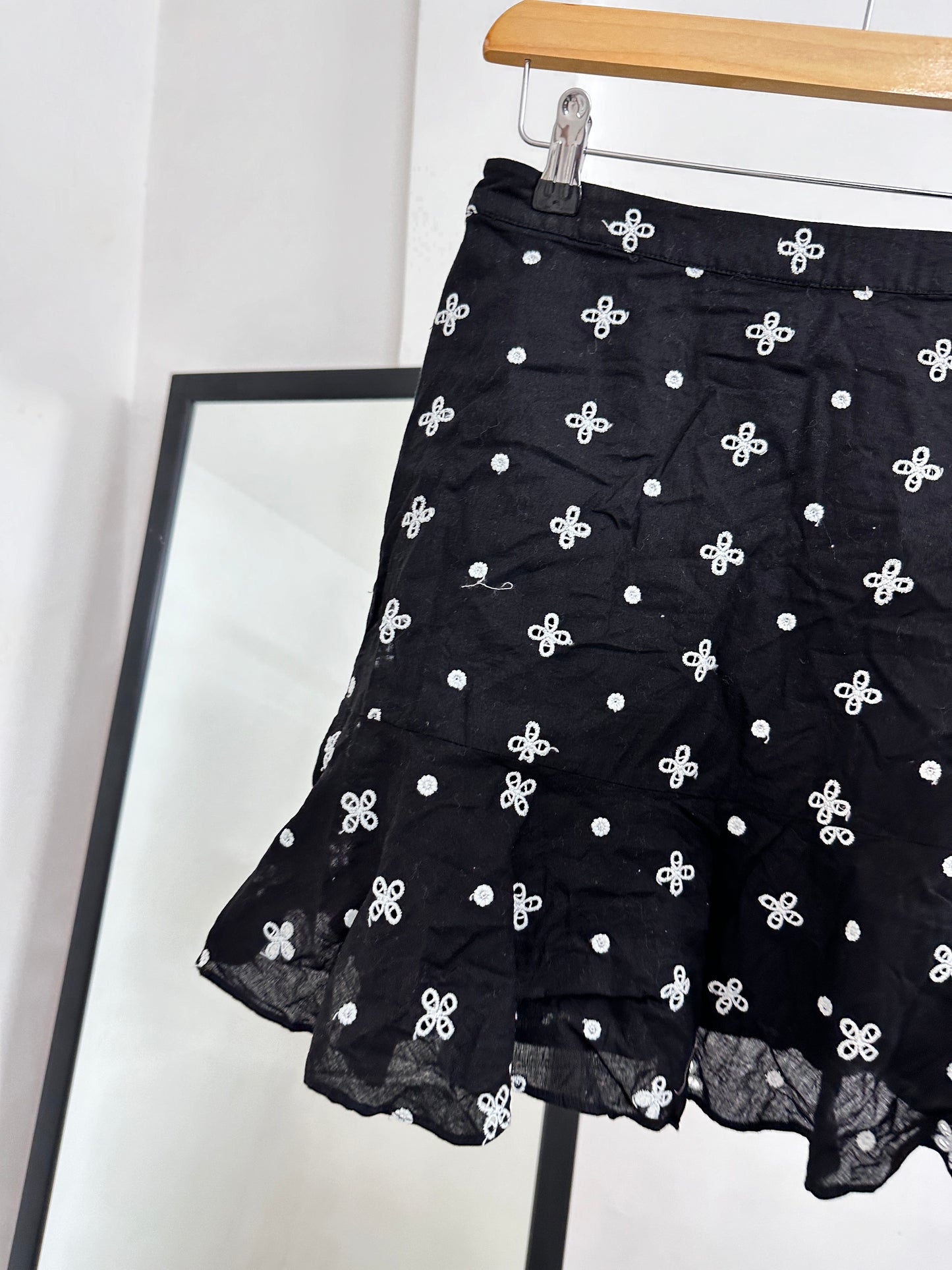 Black embroidery mini skirt